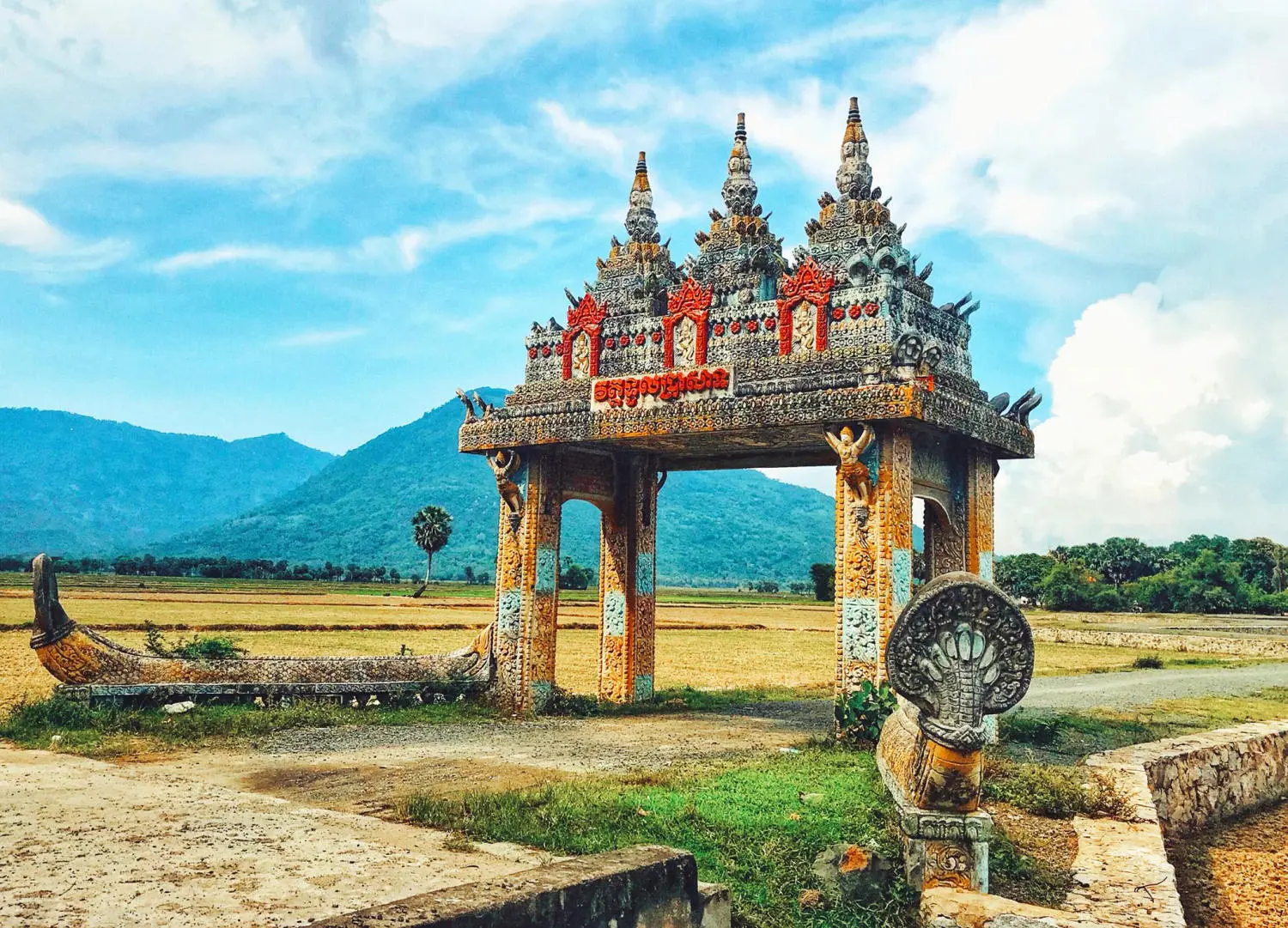 Ch&ugrave;a Tual Prasat (Cổng trời Khmer Koh Kas), c&aacute;nh cổng nhuốm m&agrave;u thời gian 6