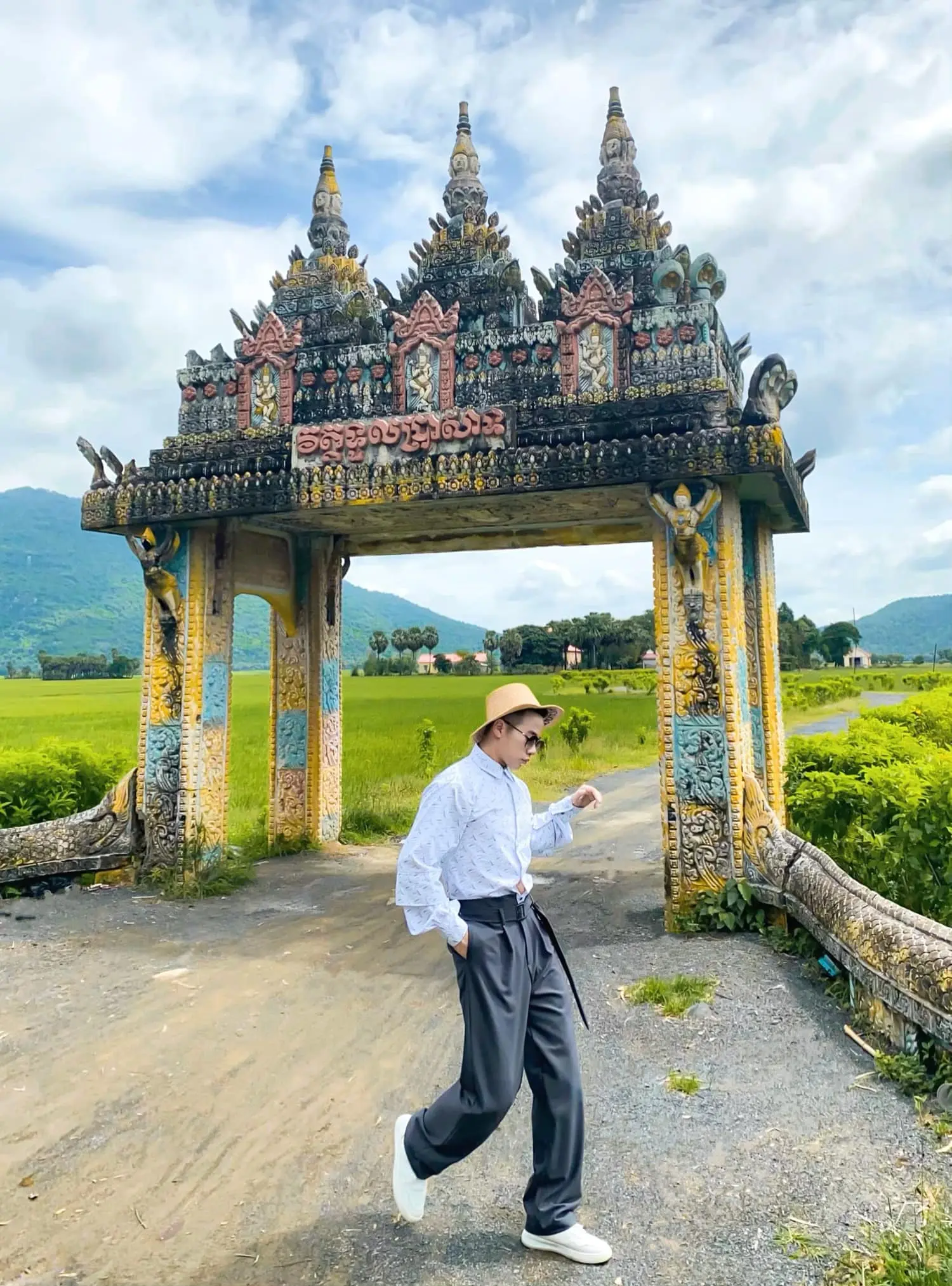 Ch&ugrave;a Tual Prasat (Cổng trời Khmer Koh Kas), c&aacute;nh cổng nhuốm m&agrave;u thời gian 5