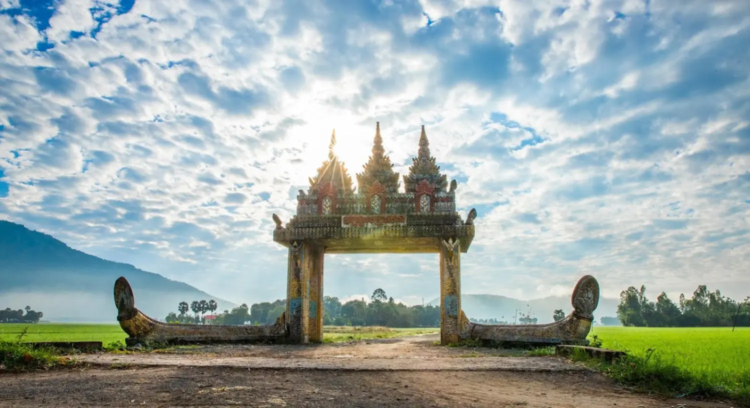 Ch&ugrave;a Tual Prasat (Cổng trời Khmer Koh Kas), c&aacute;nh cổng nhuốm m&agrave;u thời gian 3