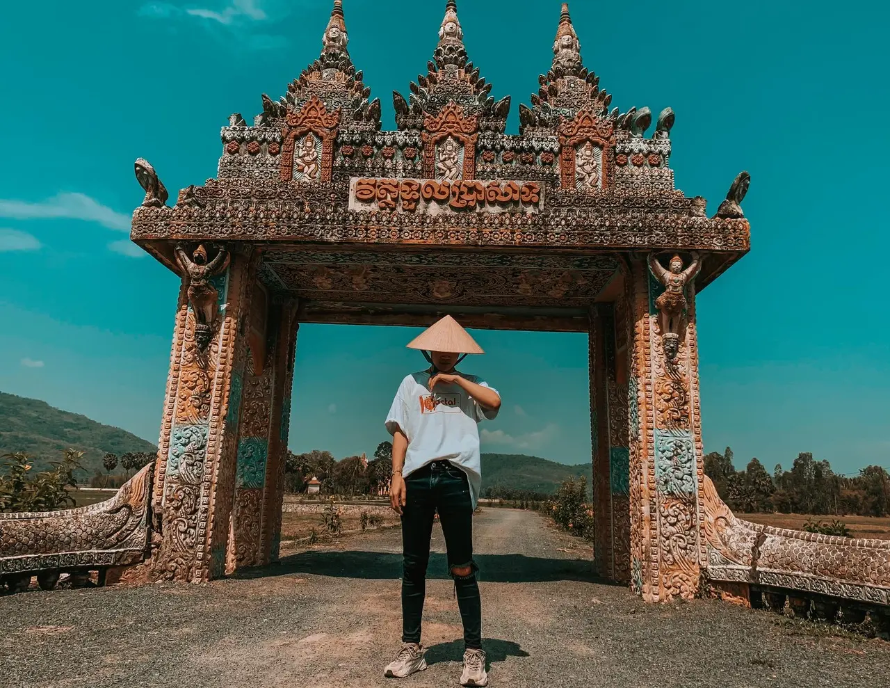 Ch&ugrave;a Tual Prasat (Cổng trời Khmer Koh Kas), c&aacute;nh cổng nhuốm m&agrave;u thời gian 4