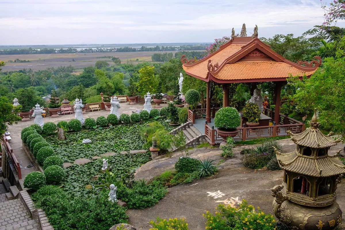 Kh&aacute;m ph&aacute; Ch&ugrave;a Hang (Phước Điền Tự) với vẻ đẹp thơ mộng, y&ecirc;n b&igrave;nh 5