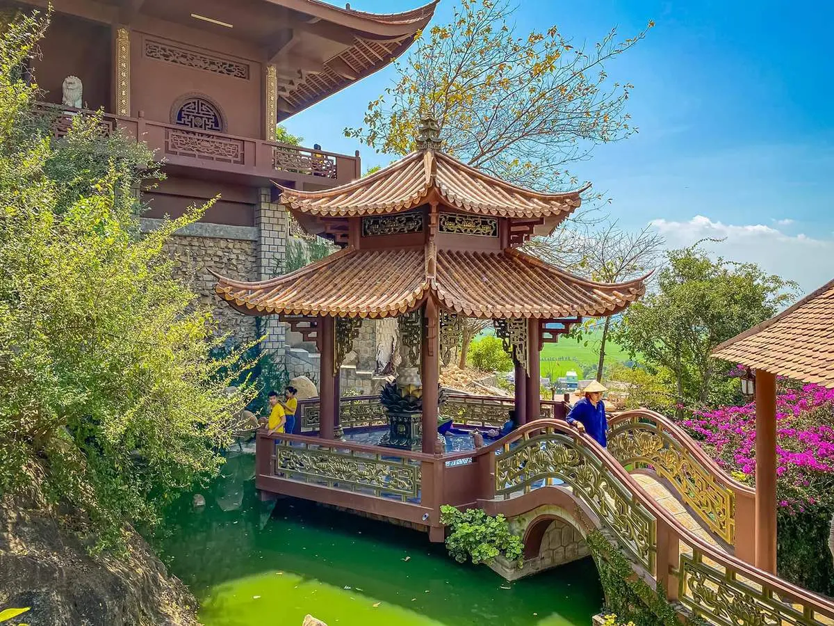 Kh&aacute;m ph&aacute; Ch&ugrave;a Hang (Phước Điền Tự) với vẻ đẹp thơ mộng, y&ecirc;n b&igrave;nh 3