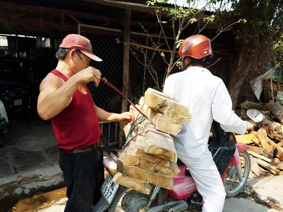 Kh&aacute;m ph&aacute; nghề đ&oacute;ng xuồng ghe mini của anh Ch&iacute;n Mỏng ở Long Xuy&ecirc;n 4