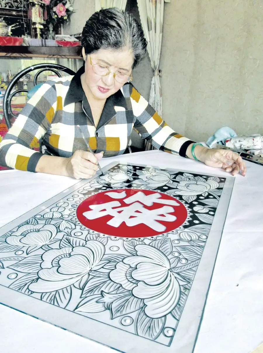 L&agrave;ng nghề tranh kiếng B&agrave; Vệ, giữ vẹn hồn qu&ecirc; qua từng khung h&igrave;nh 2