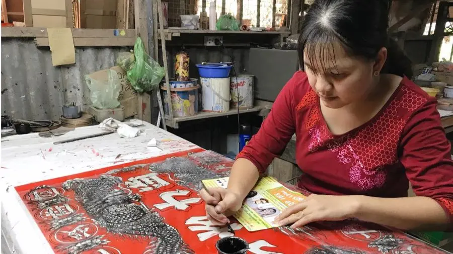 L&agrave;ng nghề tranh kiếng B&agrave; Vệ, giữ vẹn hồn qu&ecirc; qua từng khung h&igrave;nh 4