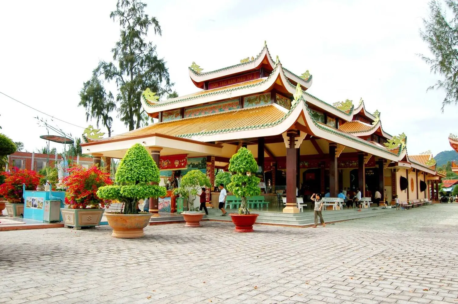 Miếu B&agrave; Ch&uacute;a Xứ B&agrave;u Mướp Tịnh Bi&ecirc;n, kh&ocirc;ng gian b&igrave;nh y&ecirc;n ở An Giang 5