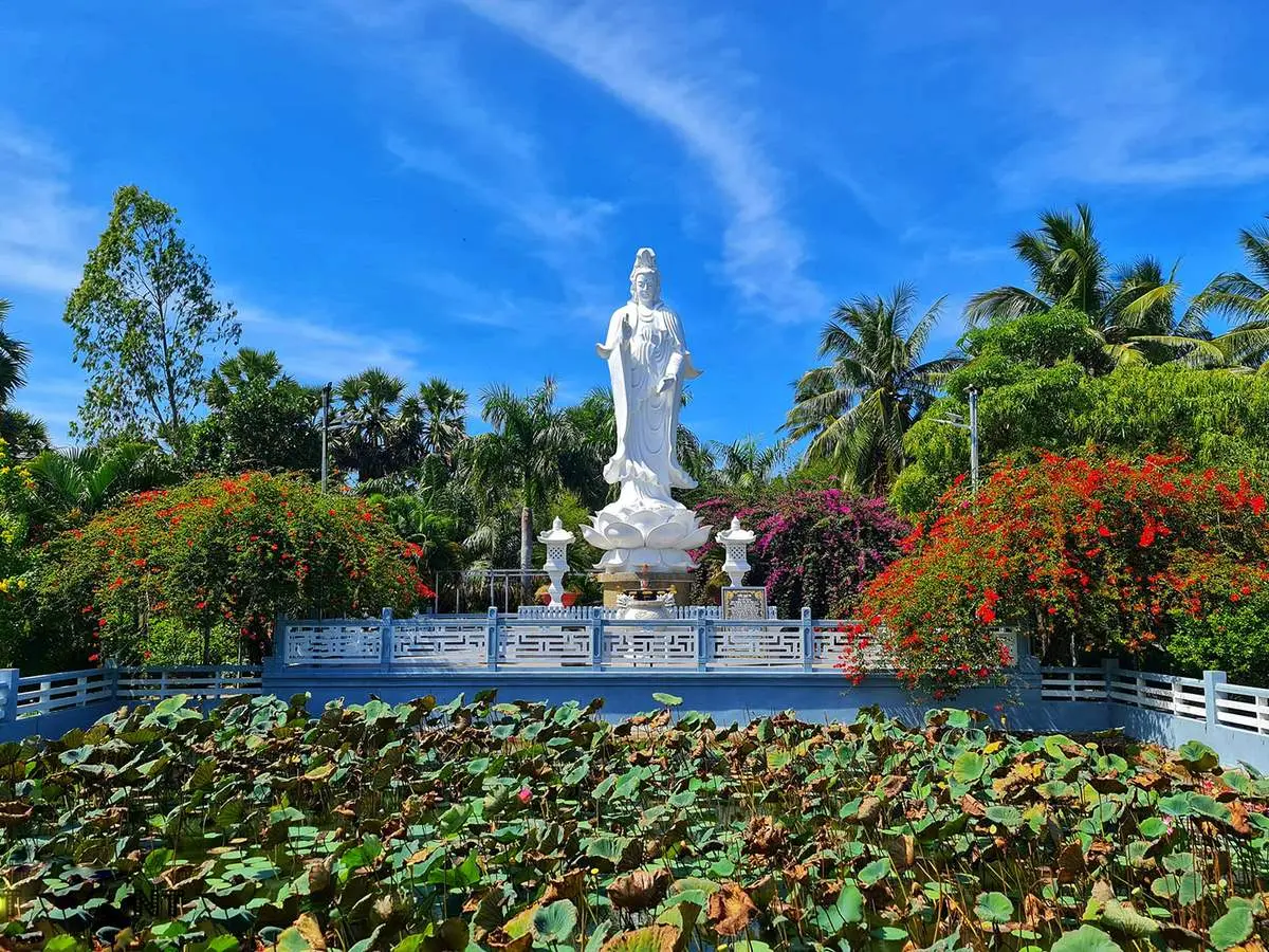 V&atilde;ng cảnh Ch&ugrave;a Lầu (Phước L&acirc;m Tự) v&agrave; kh&ocirc;ng gian t&acirc;m linh độc đ&aacute;o 10