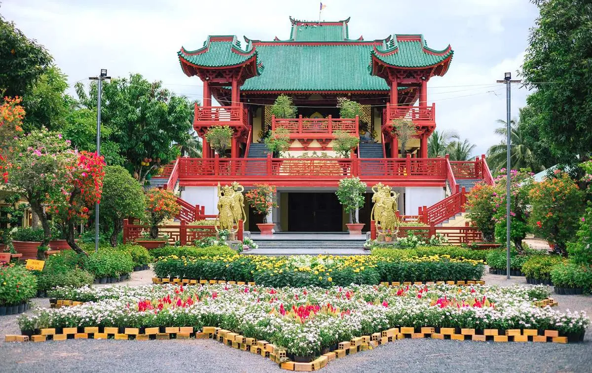 V&atilde;ng cảnh Ch&ugrave;a Lầu (Phước L&acirc;m Tự) v&agrave; kh&ocirc;ng gian t&acirc;m linh độc đ&aacute;o 2