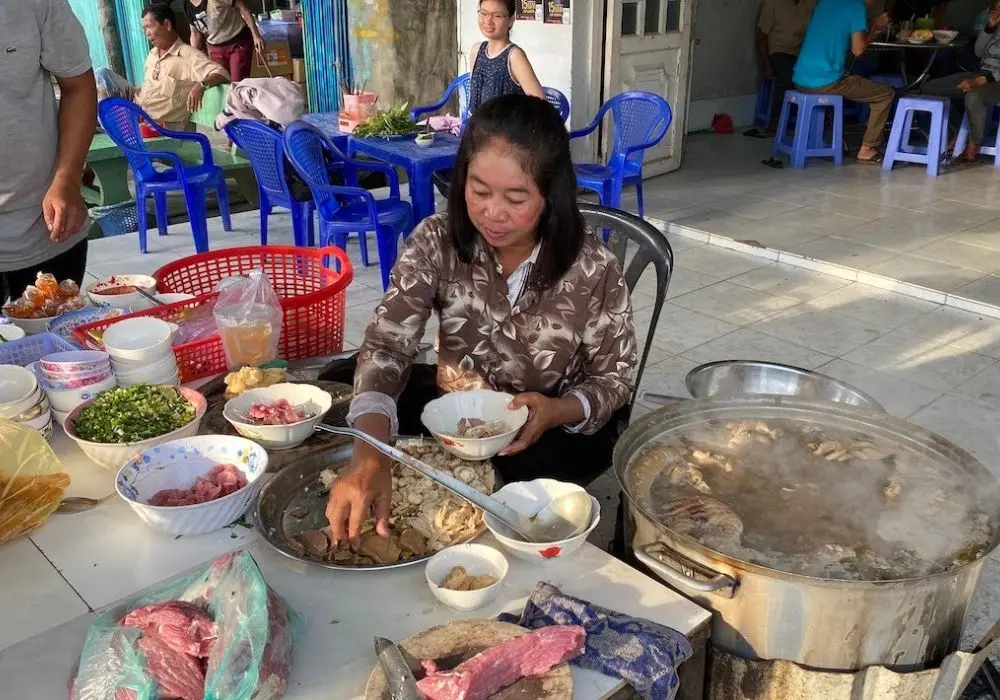 Ấm l&ograve;ng với ch&aacute;o b&ograve; Tri T&ocirc;n An Giang giữa ng&agrave;y mưa gi&aacute; lạnh 5