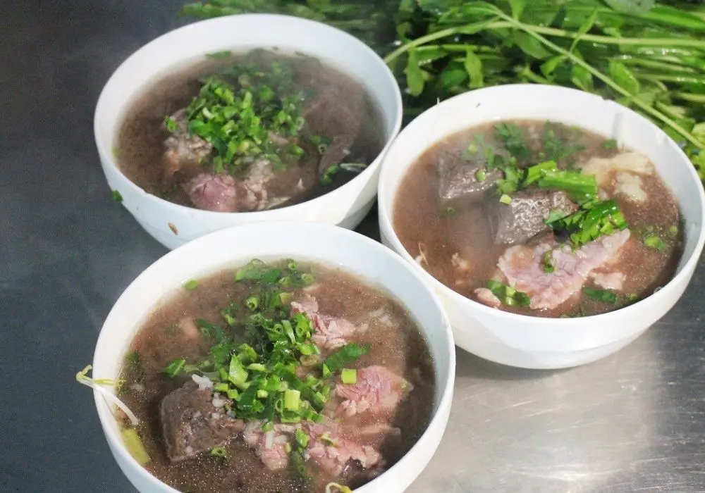 Ấm l&ograve;ng với ch&aacute;o b&ograve; Tri T&ocirc;n An Giang giữa ng&agrave;y mưa gi&aacute; lạnh 3