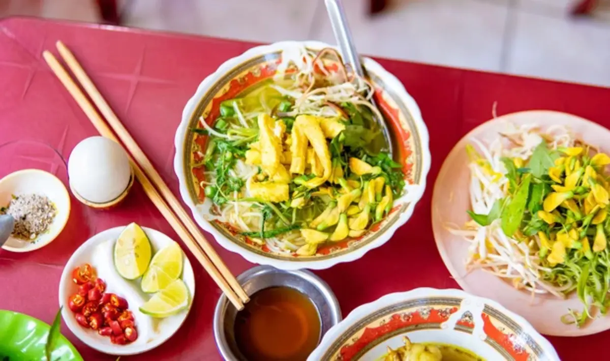 B&uacute;n c&aacute; Hiếu Thuận, qu&aacute;n ăn b&igrave;nh d&acirc;n phải thử khi đến An Giang 10