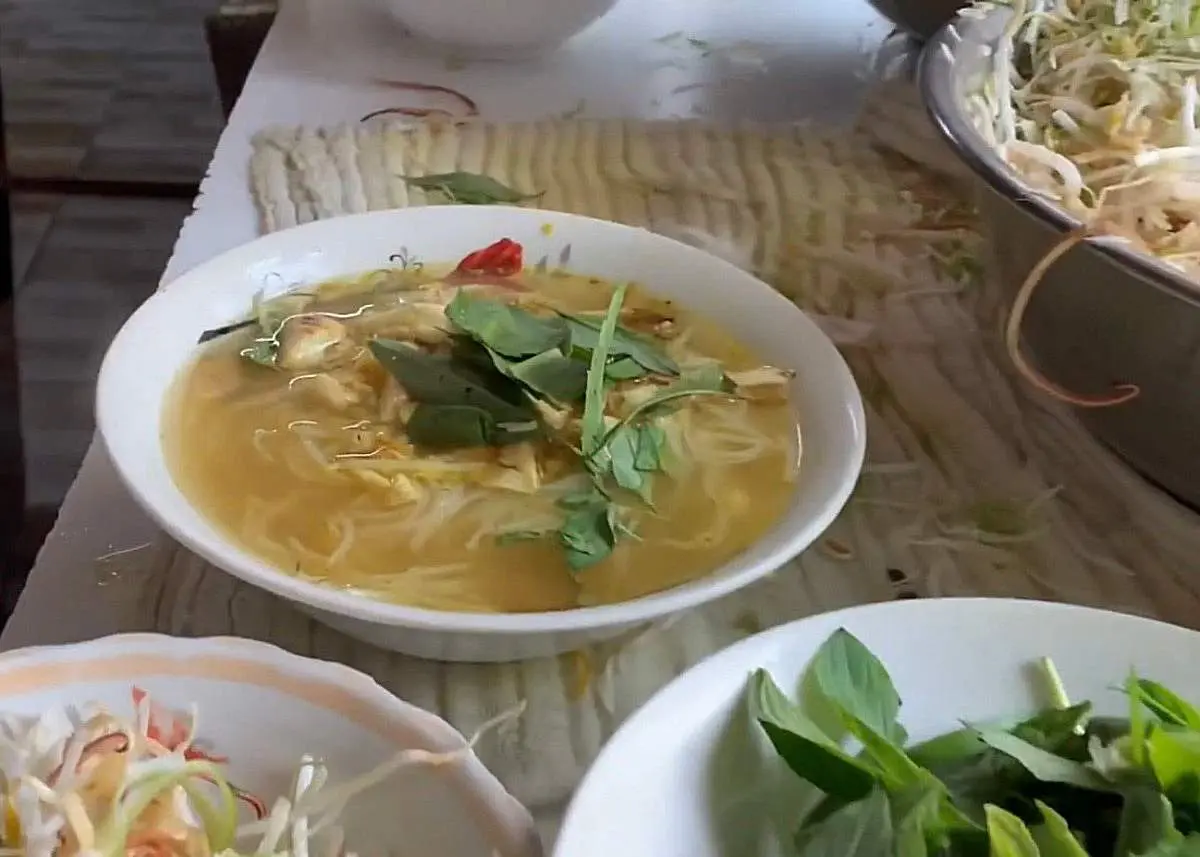 B&uacute;n c&aacute; Tư L&ugrave;n ở bờ hồ Nguyễn Du, qu&aacute;n ăn b&igrave;nh d&acirc;n ở Long Xuy&ecirc;n 2