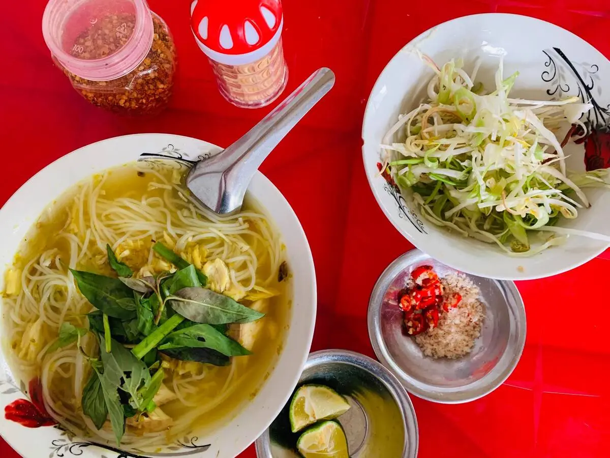 B&uacute;n c&aacute; Tư L&ugrave;n ở bờ hồ Nguyễn Du, qu&aacute;n ăn b&igrave;nh d&acirc;n ở Long Xuy&ecirc;n 5