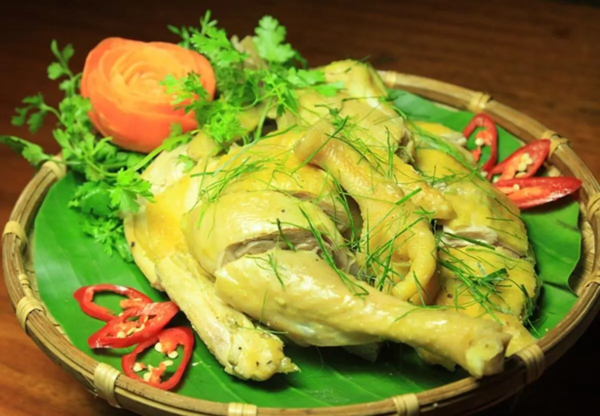 G&agrave; hấp l&aacute; tr&uacute;c An Giang, m&oacute;n đặc sản d&acirc;n d&atilde; cho người s&agrave;nh ăn 4