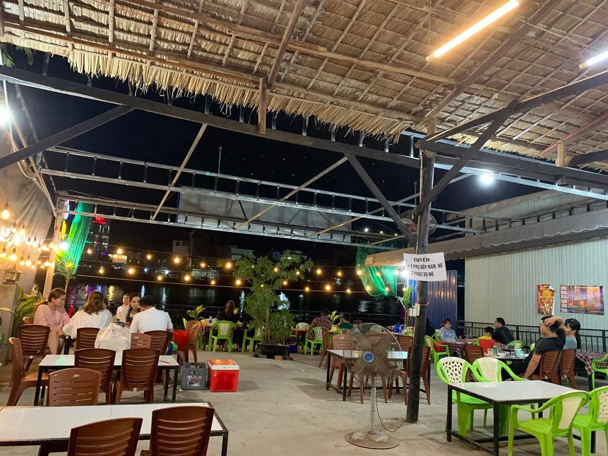 Gh&eacute; Chill Phết Qu&aacute;n Long Xuy&ecirc;n thưởng thức menu hải sản hấp dẫn 3