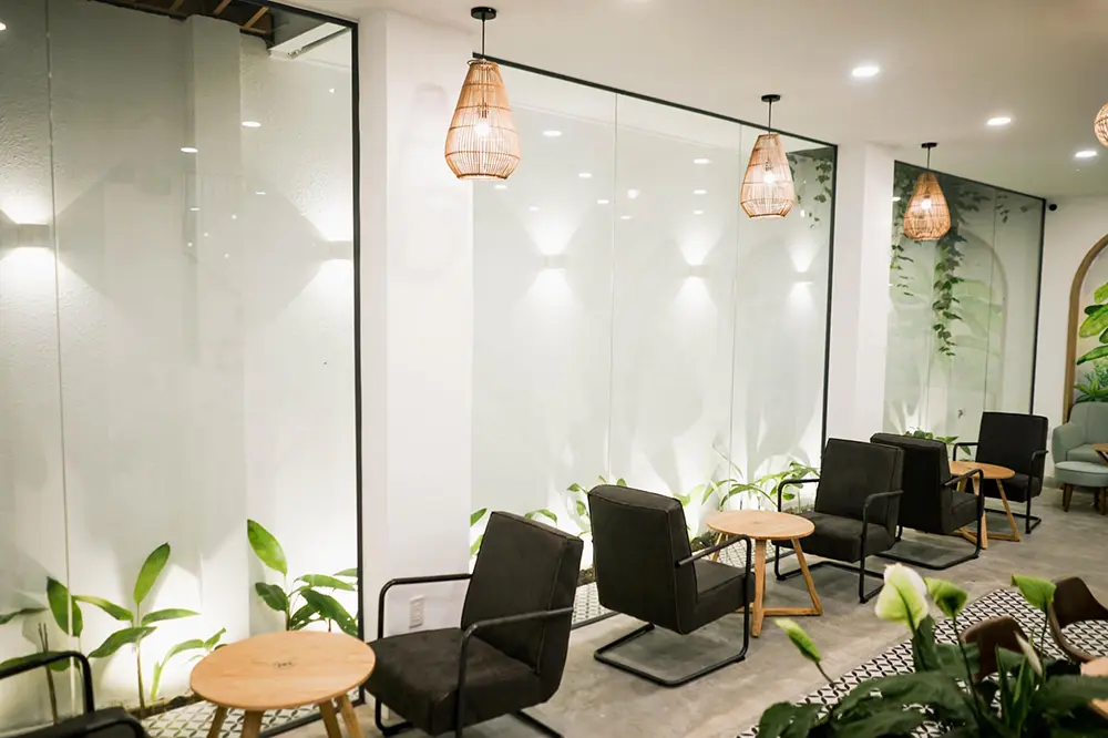 Indochine Cafe v&agrave; kh&ocirc;ng gian như một t&ograve;a l&acirc;u đ&agrave;i giữa th&agrave;nh phố 5