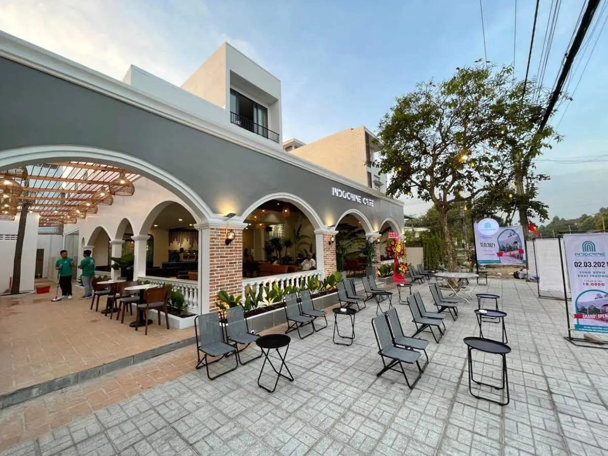 Indochine Cafe v&agrave; kh&ocirc;ng gian như một t&ograve;a l&acirc;u đ&agrave;i giữa th&agrave;nh phố 2