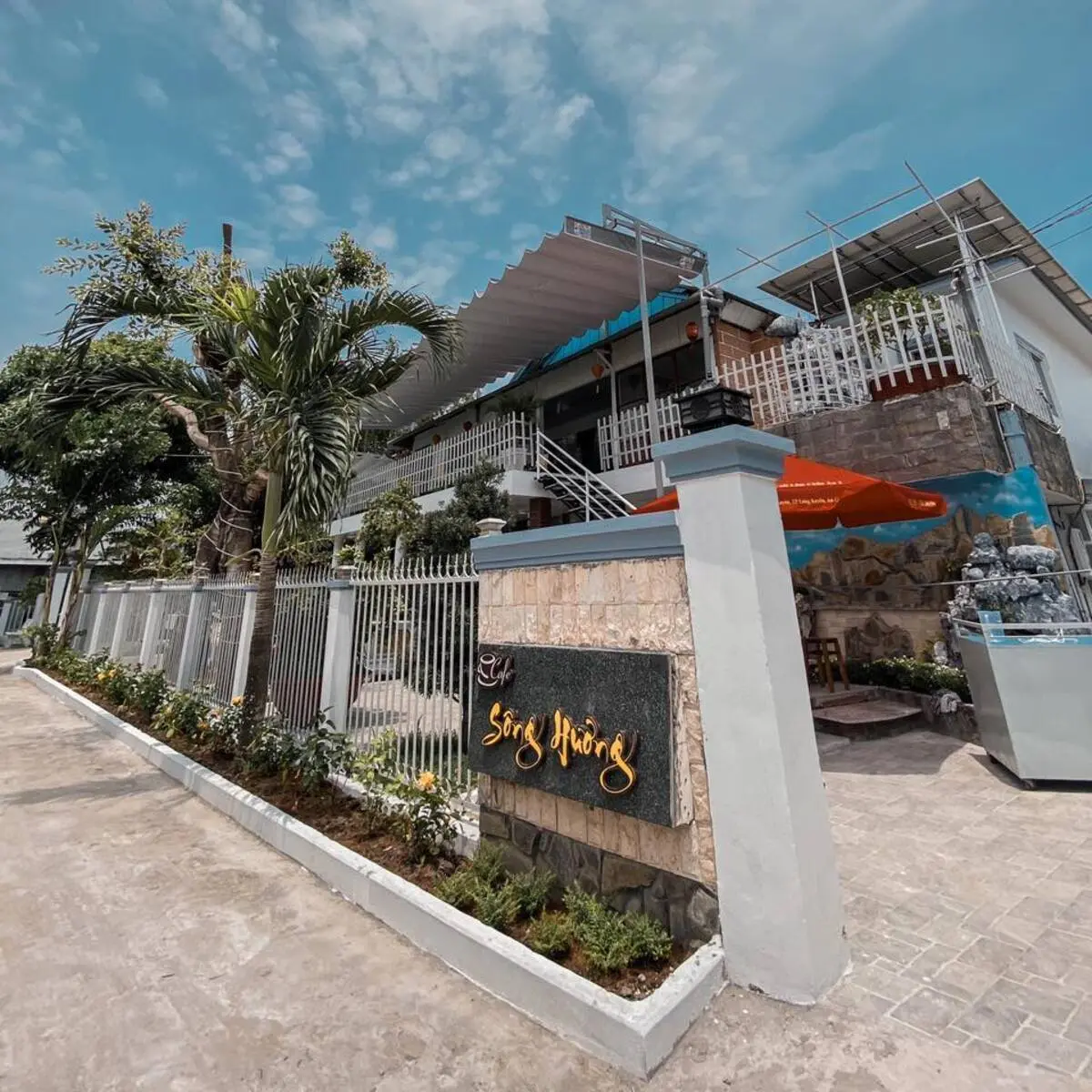Kh&aacute;m ph&aacute; C&agrave; ph&ecirc; S&ocirc;ng Hương nổi tiếng với view s&acirc;n vườn cực đẹp 9