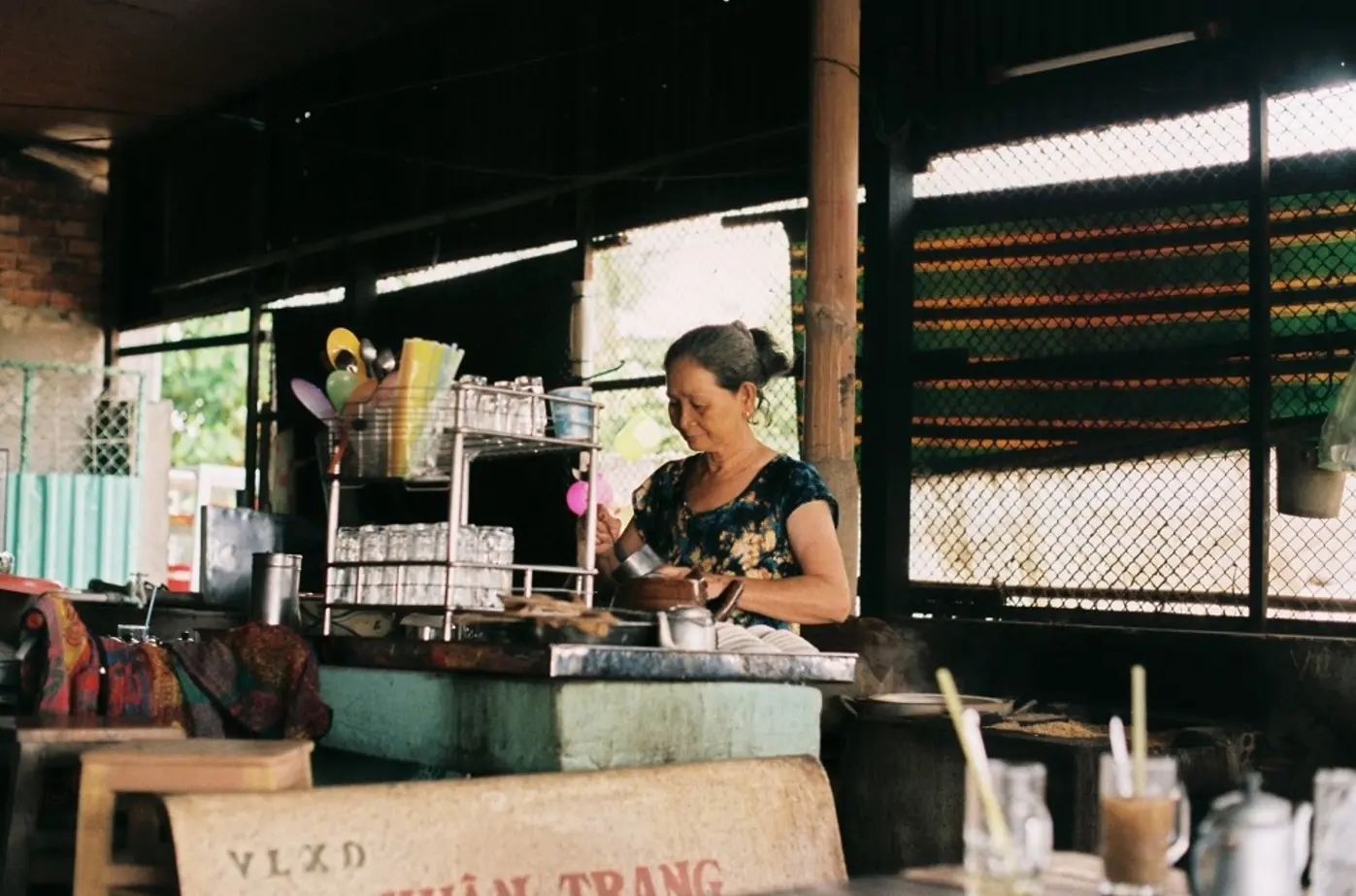 Kh&aacute;m ph&aacute; C&agrave; ph&ecirc; vợt Hai Ngầu (Long Xuy&ecirc;n) c&oacute; tuổi đời hơn 50 năm 5