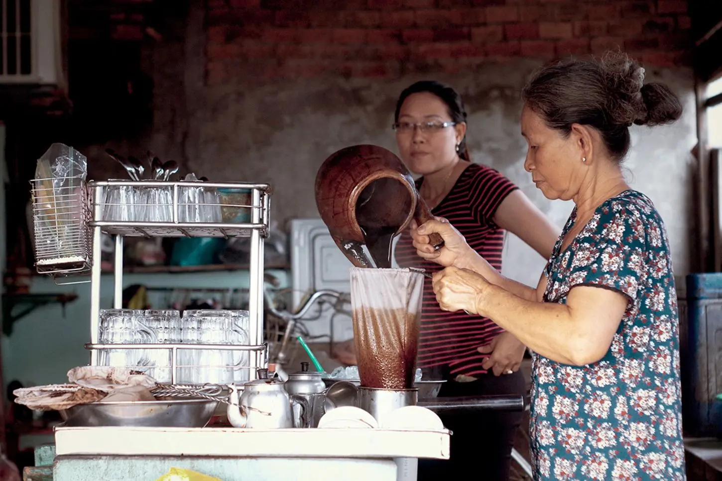 Kh&aacute;m ph&aacute; C&agrave; ph&ecirc; vợt Hai Ngầu (Long Xuy&ecirc;n) c&oacute; tuổi đời hơn 50 năm 8