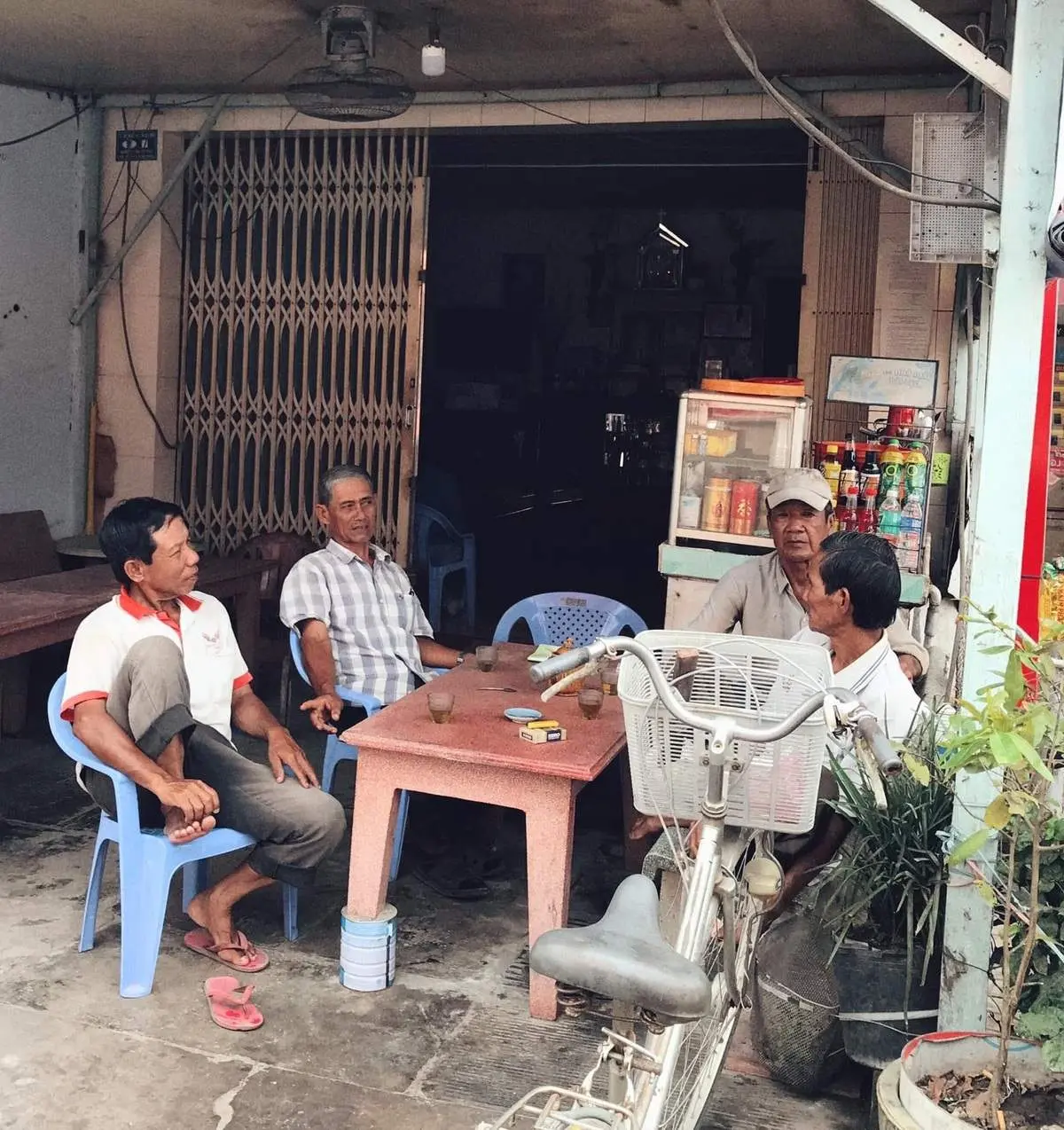Thưởng thức c&agrave; ph&ecirc; vợt C&ocirc; 2 Thanh (Chợ Mới) hơn 30 năm tuổi 3