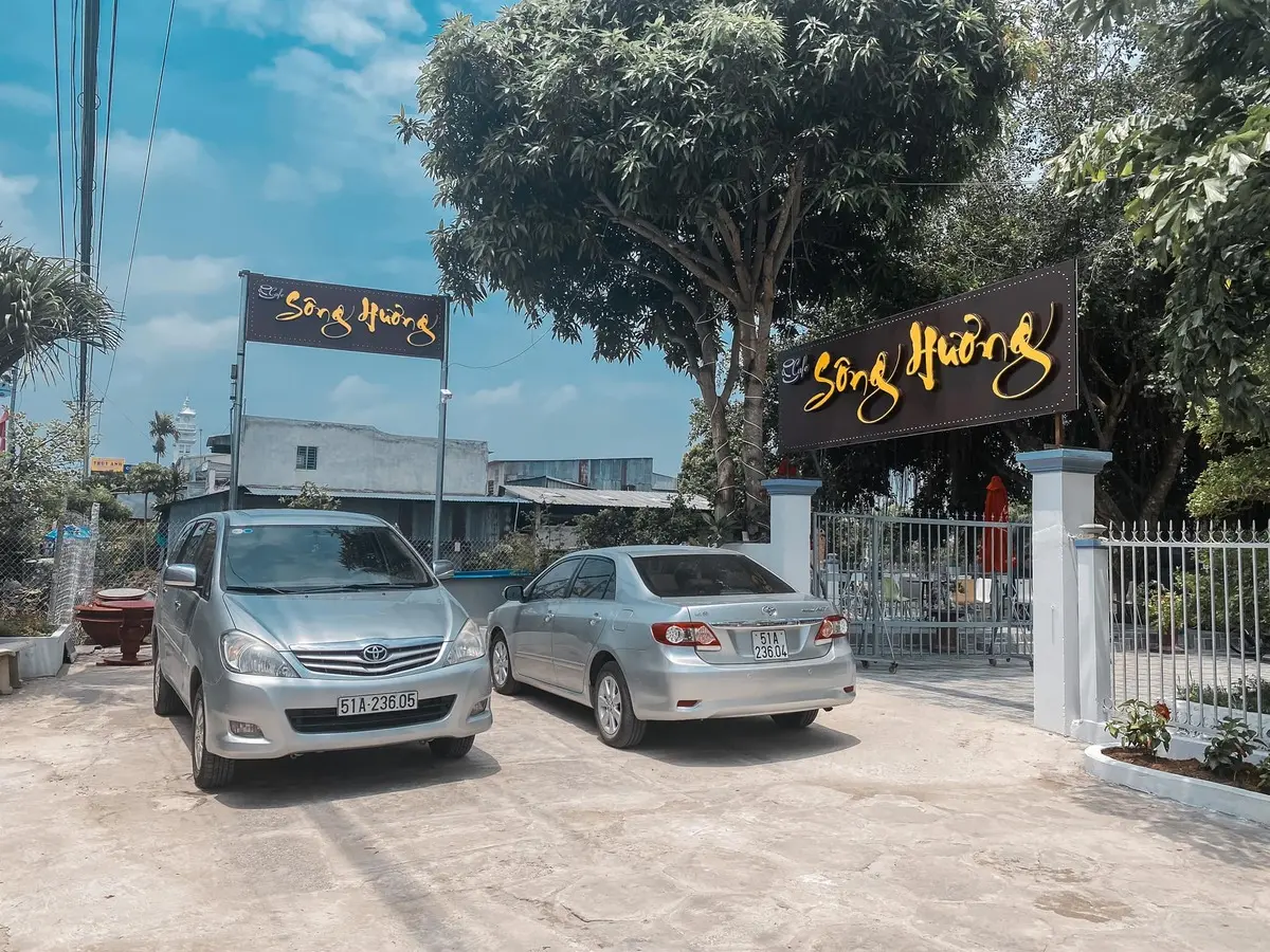 Khám phá Cà phê Sông Hương nổi tiếng với view sân vườn cực đẹp