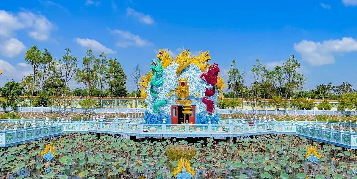 Chùa Huỳnh Đạo, điểm đến tâm linh rực rỡ sắc màu