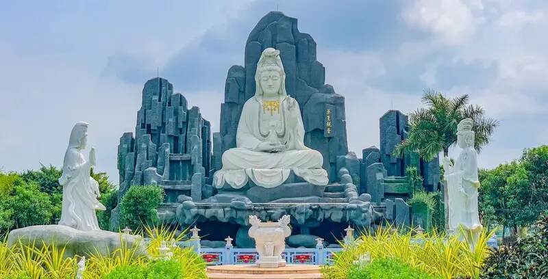 Ch&ugrave;a Huỳnh Đạo, điểm đến t&acirc;m linh rực rỡ sắc m&agrave;u 4