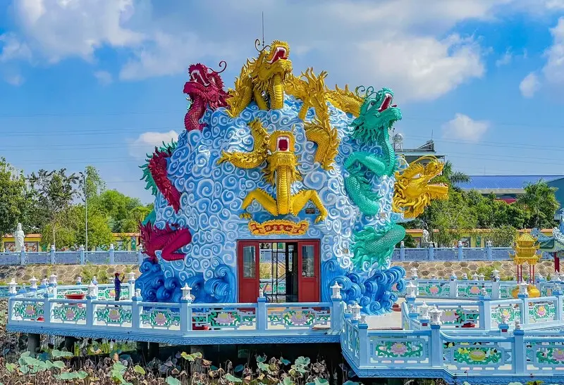 Ch&ugrave;a Huỳnh Đạo, điểm đến t&acirc;m linh rực rỡ sắc m&agrave;u 3