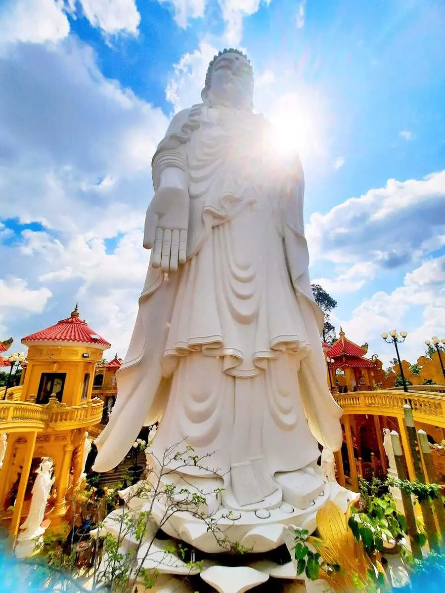 Gh&eacute; Ch&ugrave;a Phước Th&agrave;nh chi&ecirc;m ngưỡng tượng Phật A Di Đ&agrave; khổng lồ 3