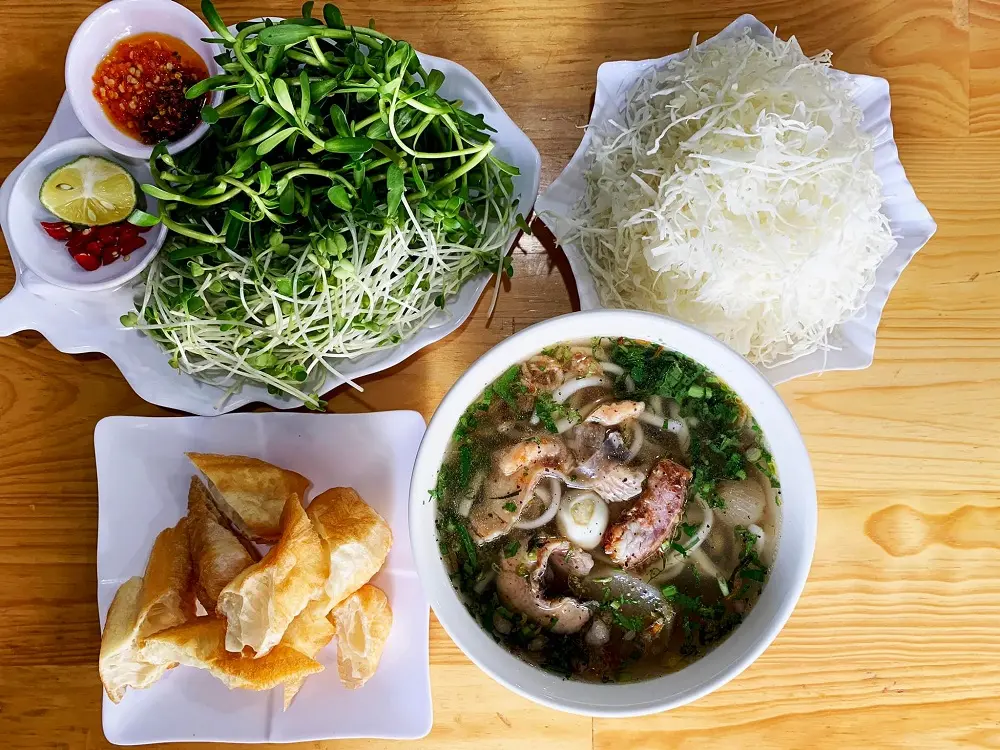 Ăn thử B&aacute;nh canh c&aacute; l&oacute;c Như Thủy thơm ngon nức tiếng gần xa 3