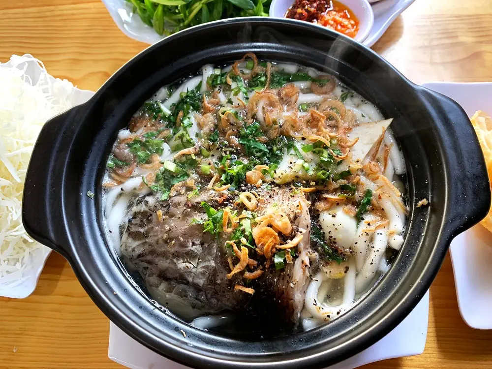Ăn thử B&aacute;nh canh c&aacute; l&oacute;c Như Thủy thơm ngon nức tiếng gần xa 4
