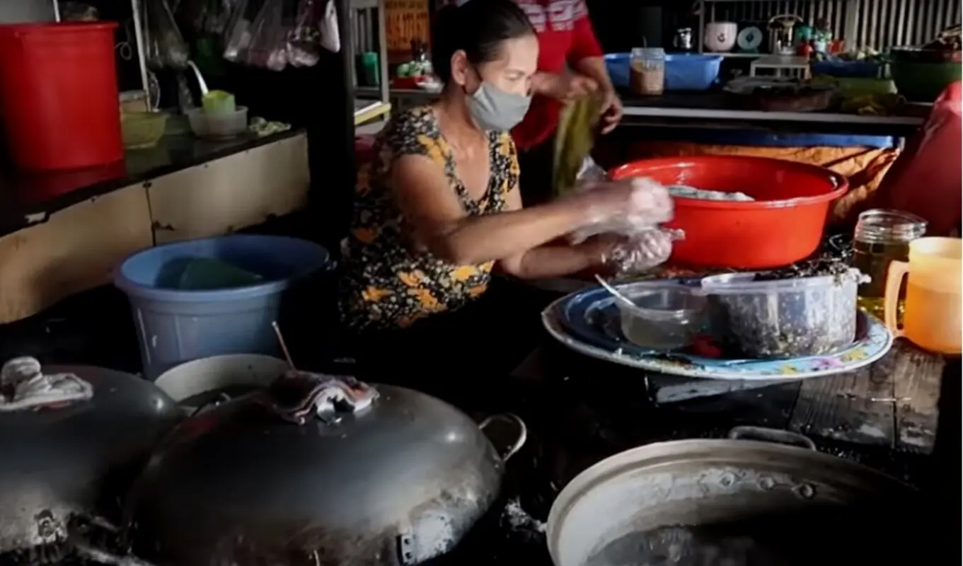 B&aacute;nh cuốn Huệ kỳ lạ nhất tr&ecirc;n cao nguy&ecirc;n Bảo Lộc 3