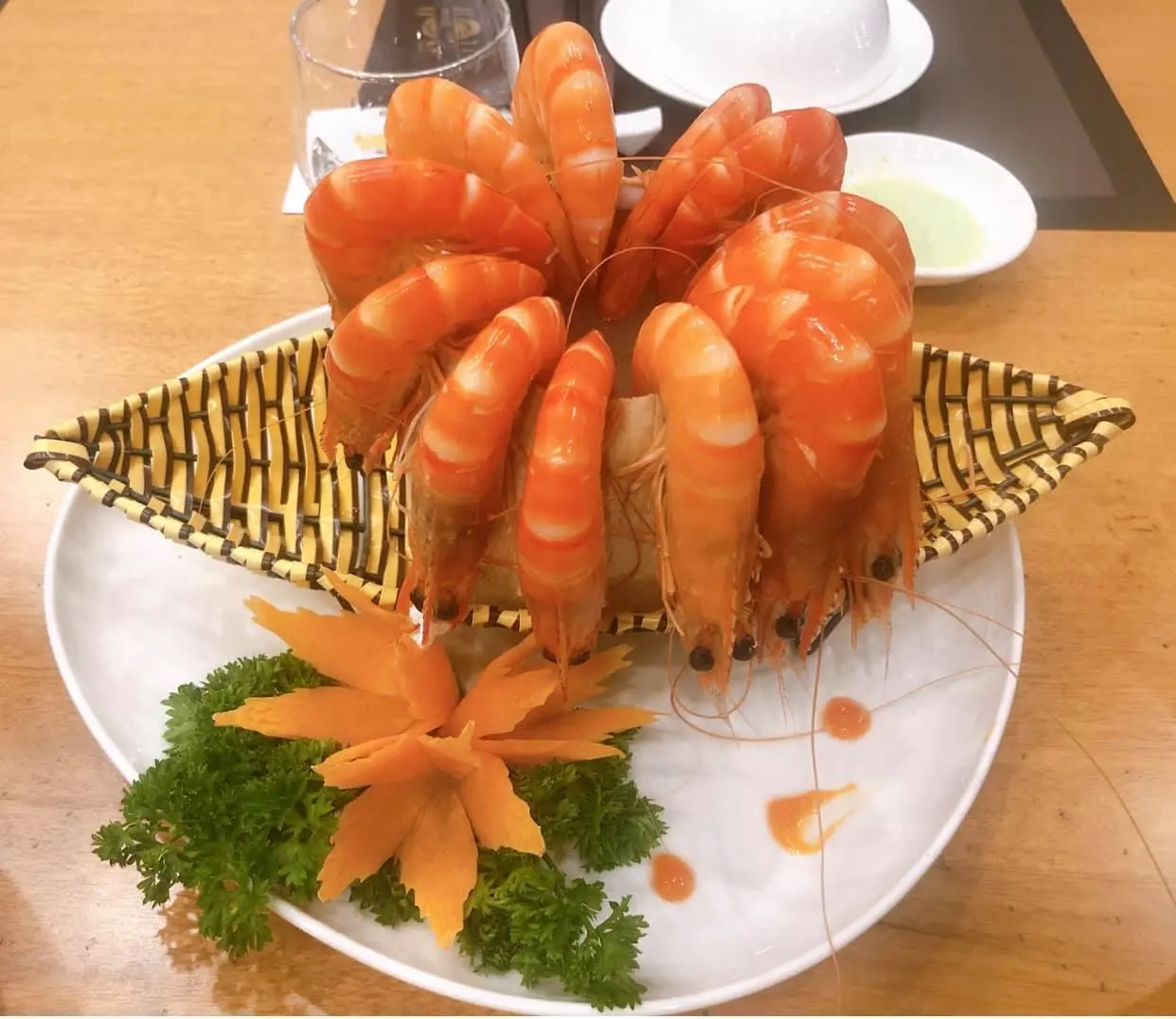 Gh&eacute; Sam Kitchen thưởng thức m&oacute;n &Acirc;u đ&uacute;ng điệu 6