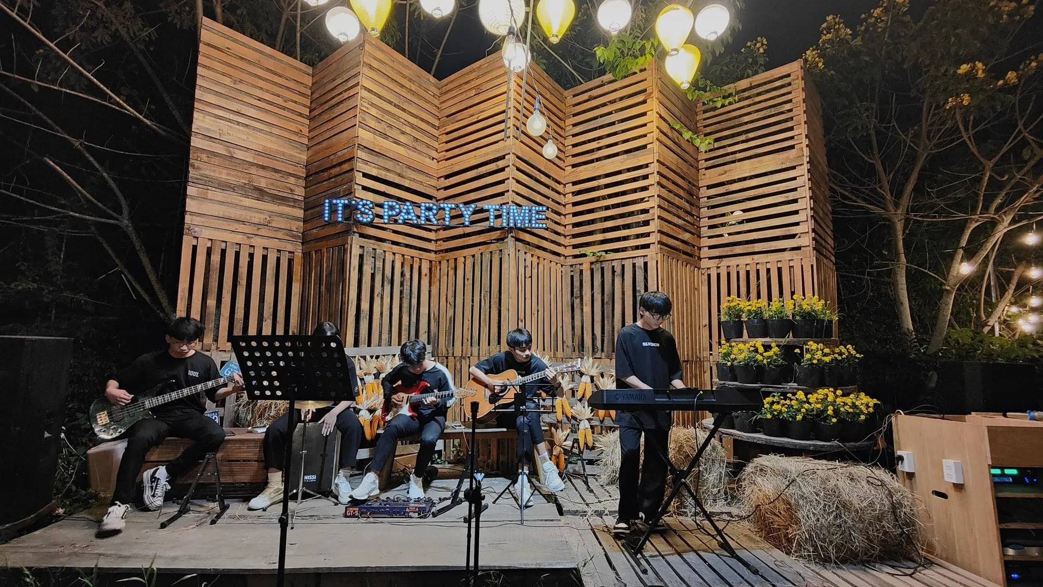 Đến Think Barista, view ngồi chill nghe nhạc phiêu phiêu