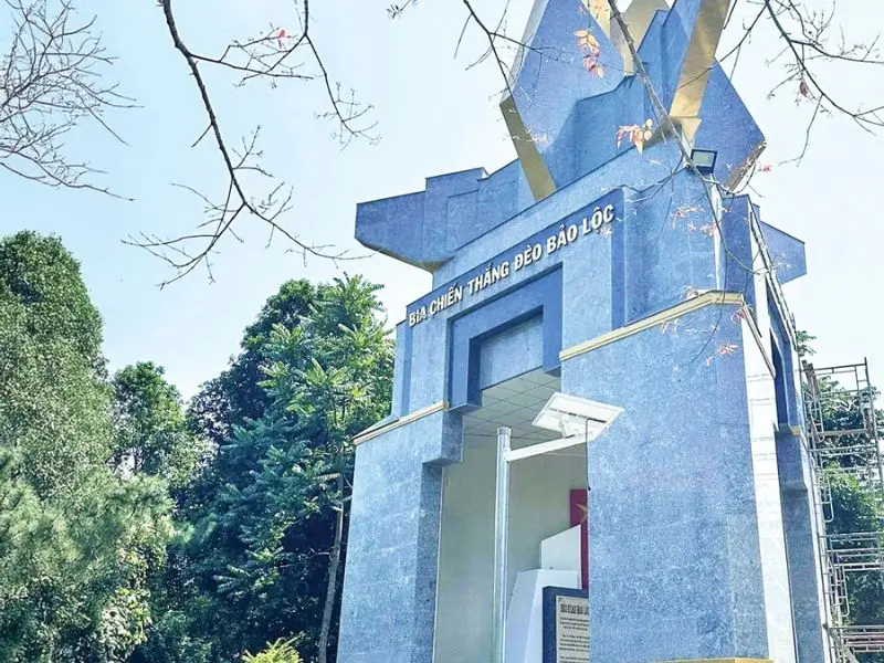 Băng qua đ&egrave;o Bảo Lộc: Cảm gi&aacute;c tự do giữa thi&ecirc;n nhi&ecirc;n h&ugrave;ng vĩ 8