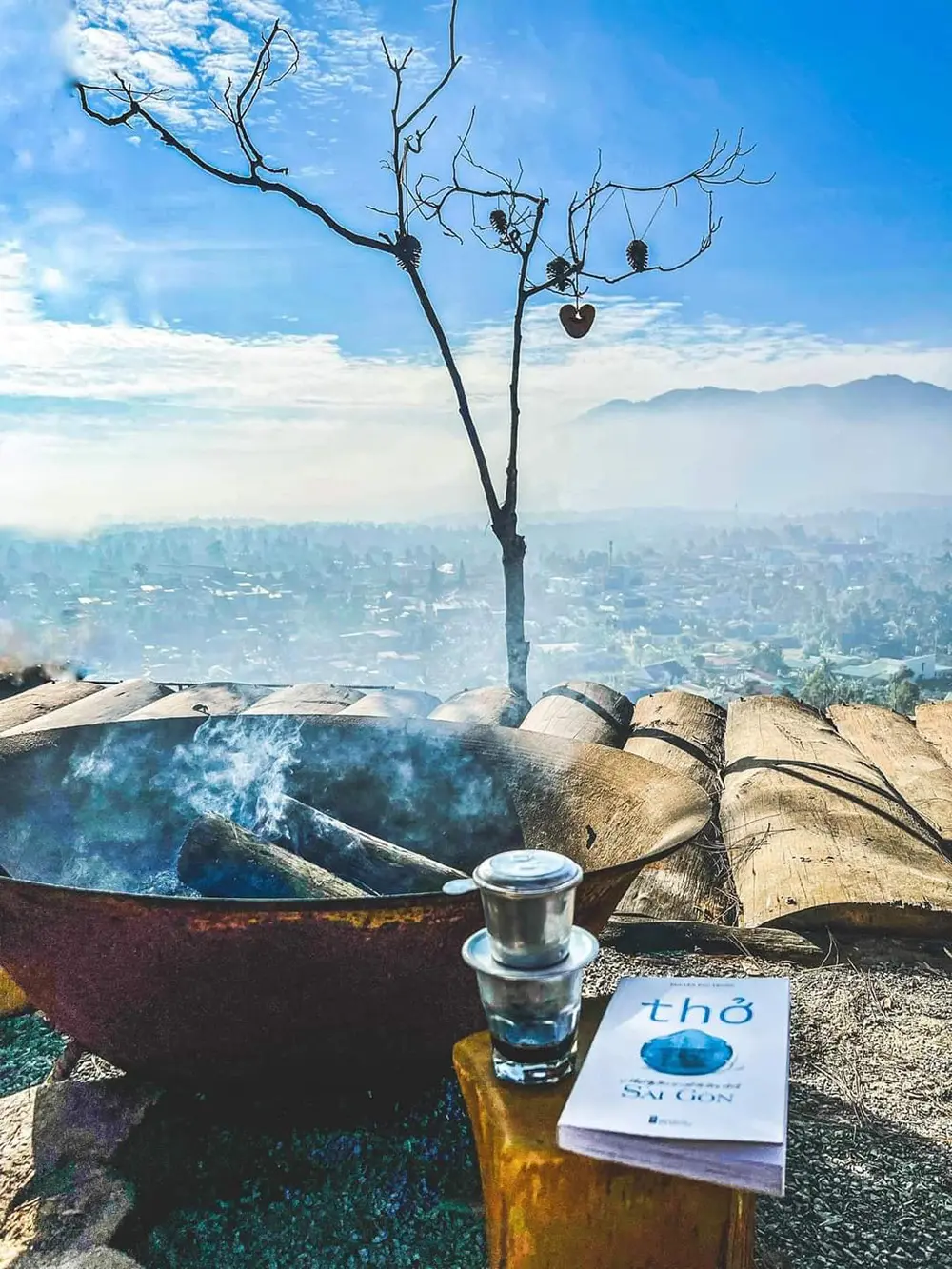 Review qu&aacute;n c&agrave; ph&ecirc; tuyệt đẹp tr&ecirc;n sườn đồi Nh&agrave; của Gi&oacute; 5
