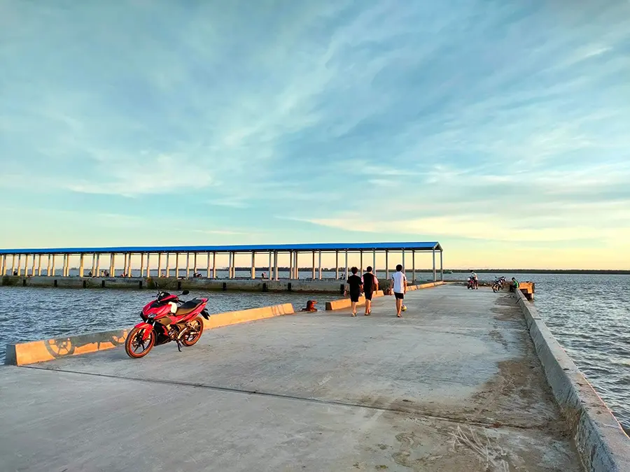 Chi&ecirc;m ngưỡng cảng Ba Tri mới qua lăng k&iacute;nh của c&ocirc; n&agrave;ng Trần Linh Chi 2