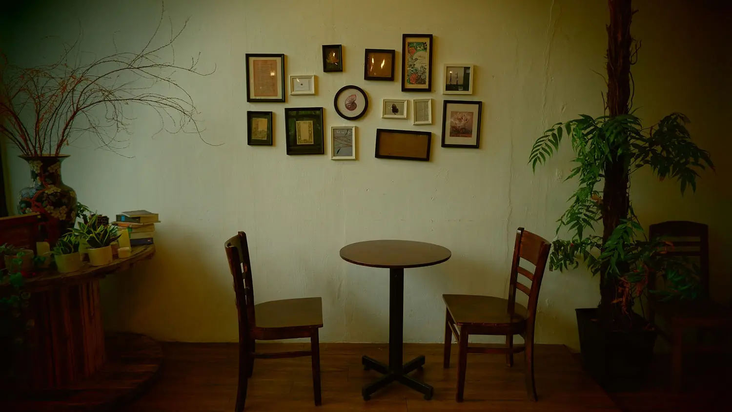 C&oacute; một MAYZE Coffee cổ điển v&agrave; đầy ấm &aacute;p 4