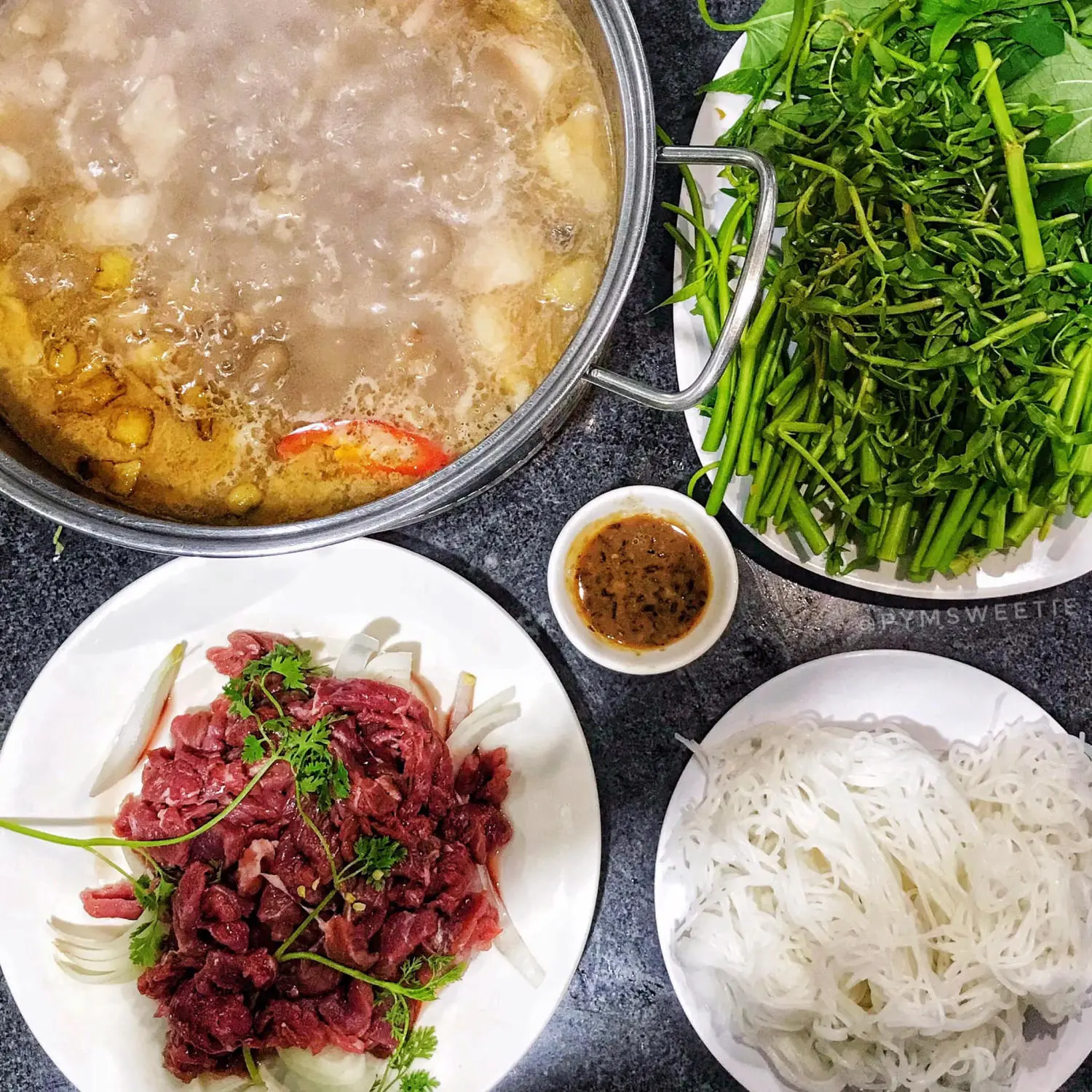 Đến Chiều Nay Qu&aacute;n thưởng thức bữa ăn gia đ&igrave;nh ấm c&uacute;ng 9