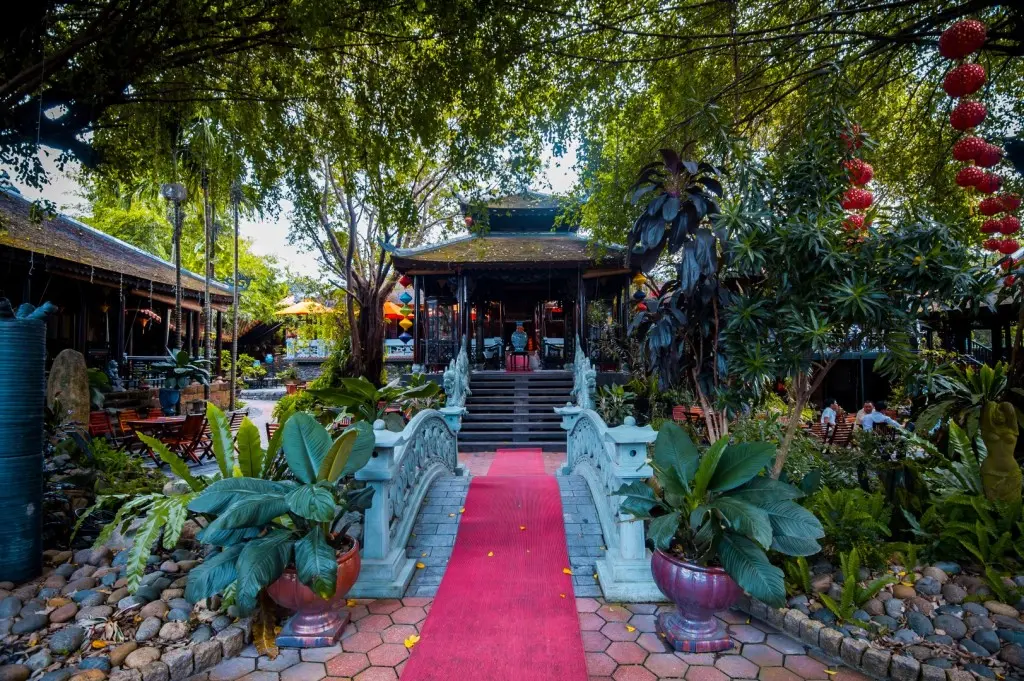 Đến Ho&agrave;ng Cung qu&aacute;n kh&aacute;m ph&aacute; kh&ocirc;ng gian ẩm thực mang phong c&aacute;ch Huế vương giả 6