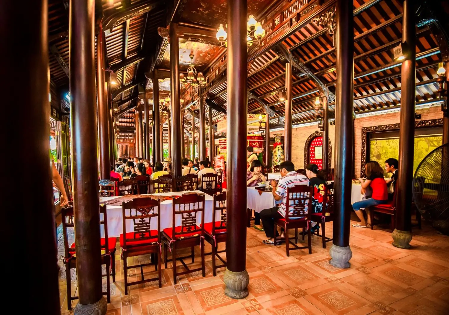 Đến Ho&agrave;ng Cung qu&aacute;n kh&aacute;m ph&aacute; kh&ocirc;ng gian ẩm thực mang phong c&aacute;ch Huế vương giả 9