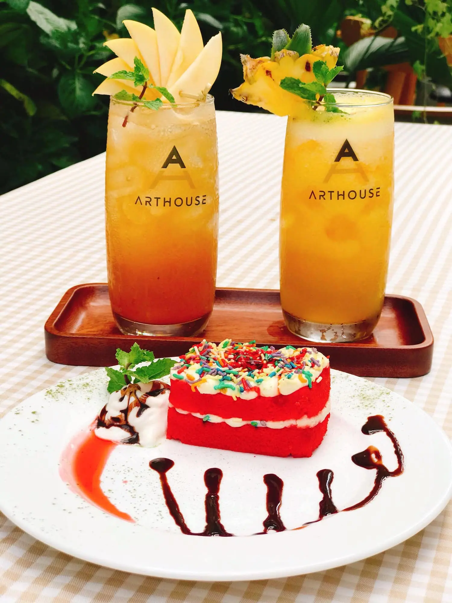 Đến ngay Art House Coffee như lạc v&agrave;o studio xịn s&ograve; 15