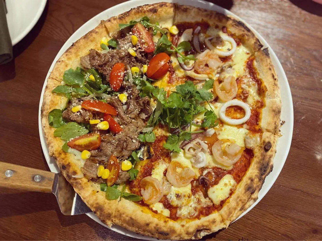 Kh&aacute;m ph&aacute; Emoji Pizza truyền thống cực độc đ&aacute;o ở B&igrave;nh Dương 5