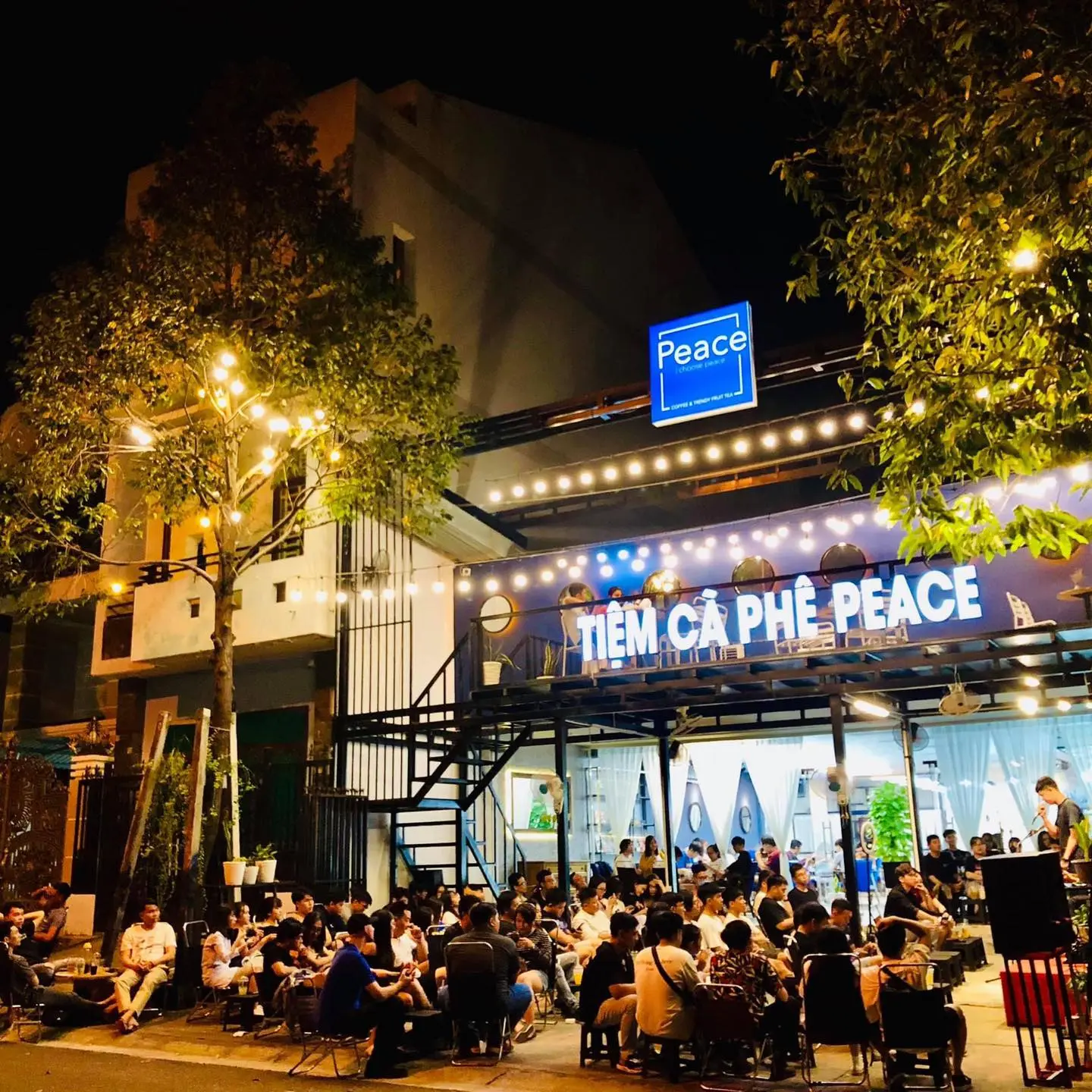 Peace Coffee Trendy Fruit qu&aacute;n c&agrave; ph&ecirc; l&agrave;m đi&ecirc;n đảo giới trẻ B&igrave;nh Dương 3