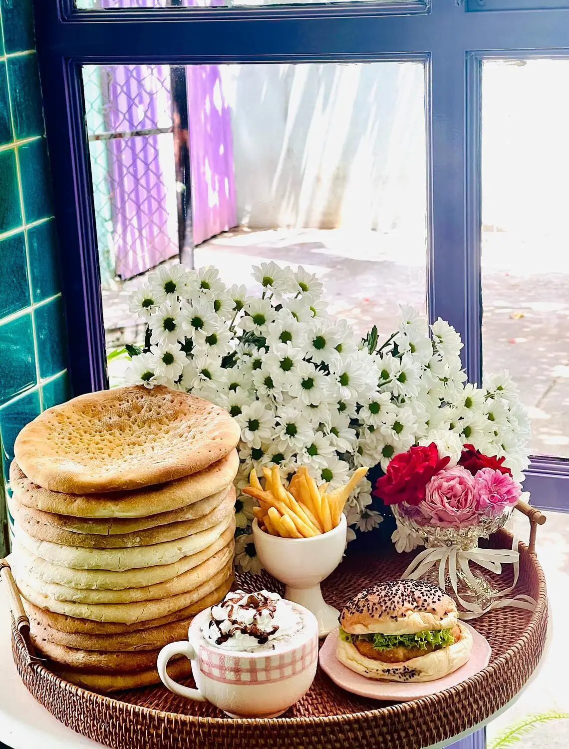 Thưởng thức Burger Tiện Lợi B&igrave;nh Dương, hương vị hấp dẫn đến từ phương T&acirc;y 3
