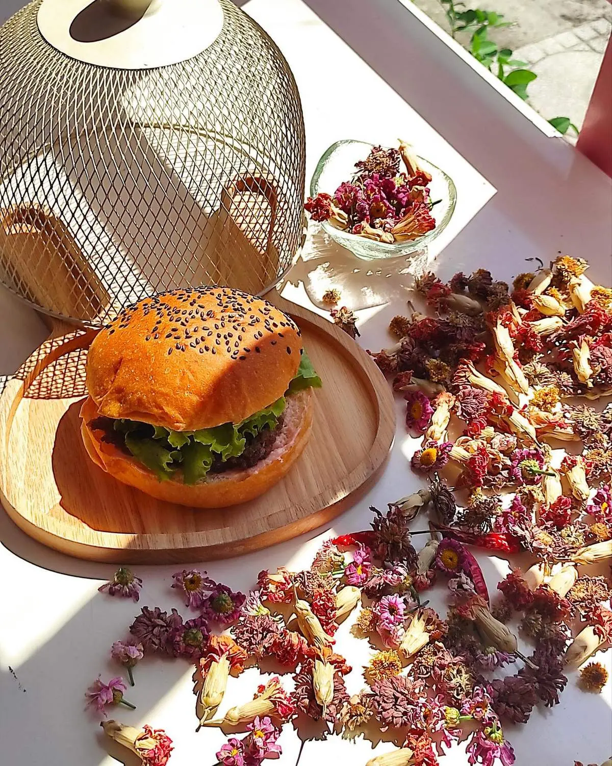 Thưởng thức Burger Tiện Lợi B&igrave;nh Dương, hương vị hấp dẫn đến từ phương T&acirc;y 6
