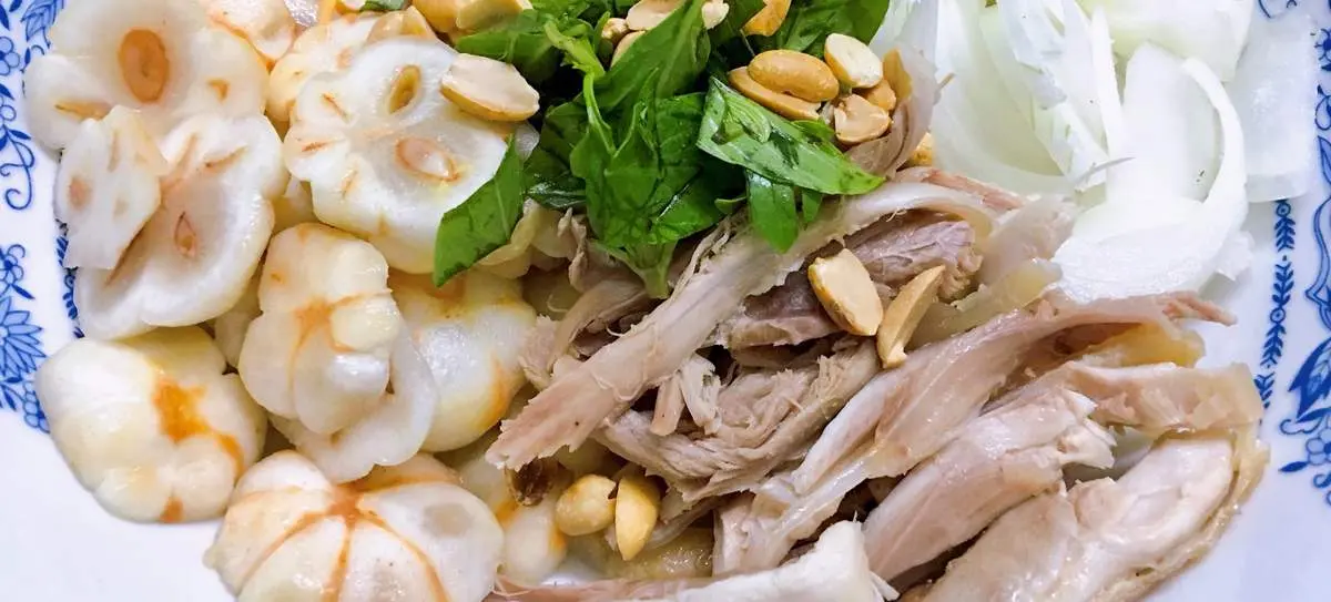 Thưởng thức gỏi gà măng cụt thơm ngon, giòn ngọt