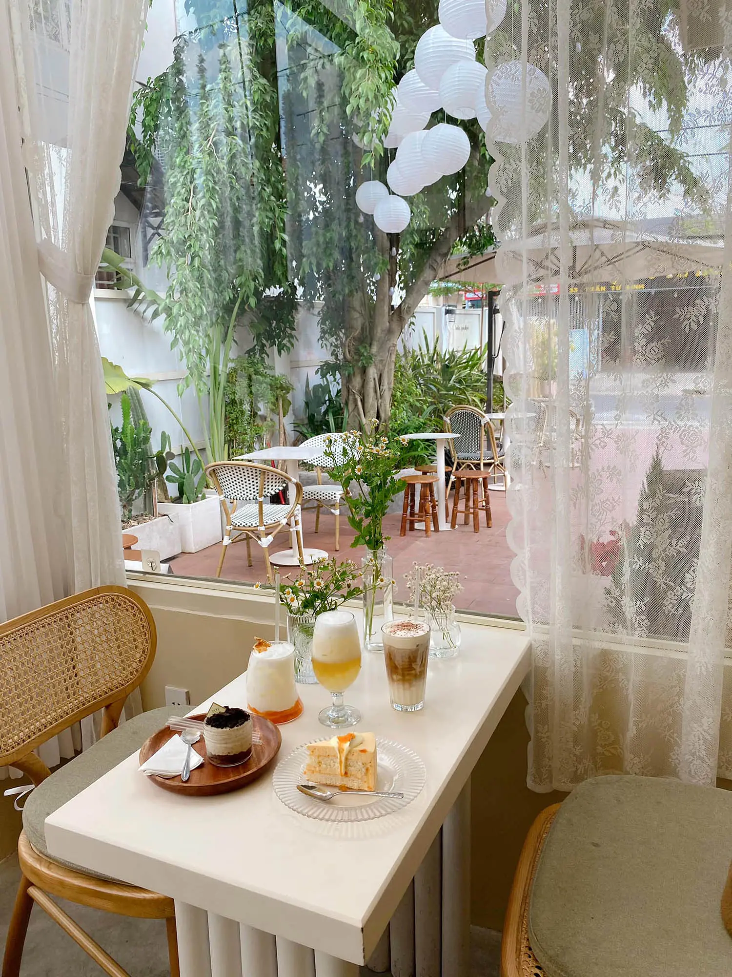 Khám phá YIYI Dessert Cafe cùng cô nàng Thánh Mỹ