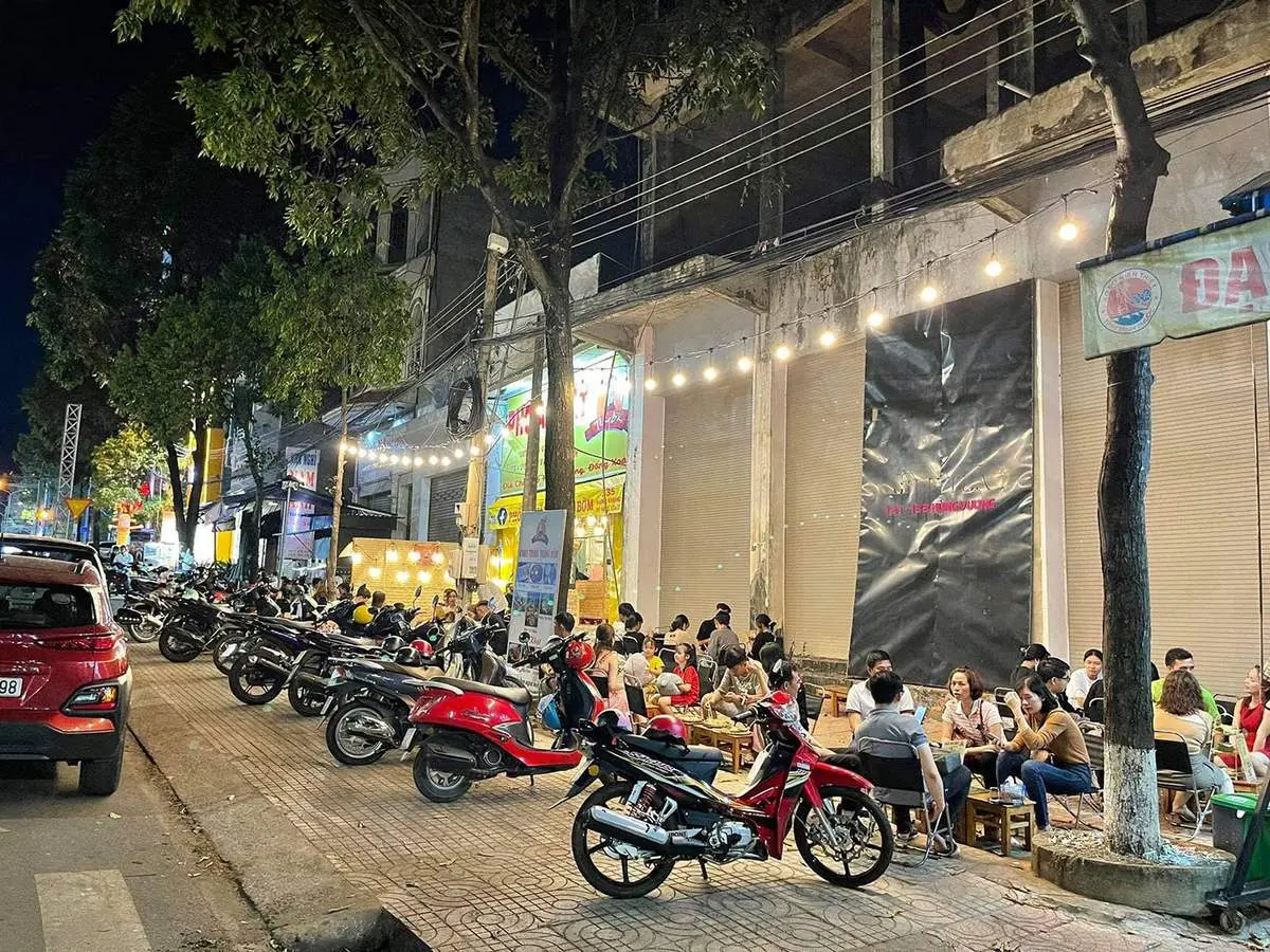 Gh&eacute; Phố ăn vặt thằng Bờm kh&aacute;m ph&aacute; toạ độ ăn uống si&ecirc;u hấp dẫn 9